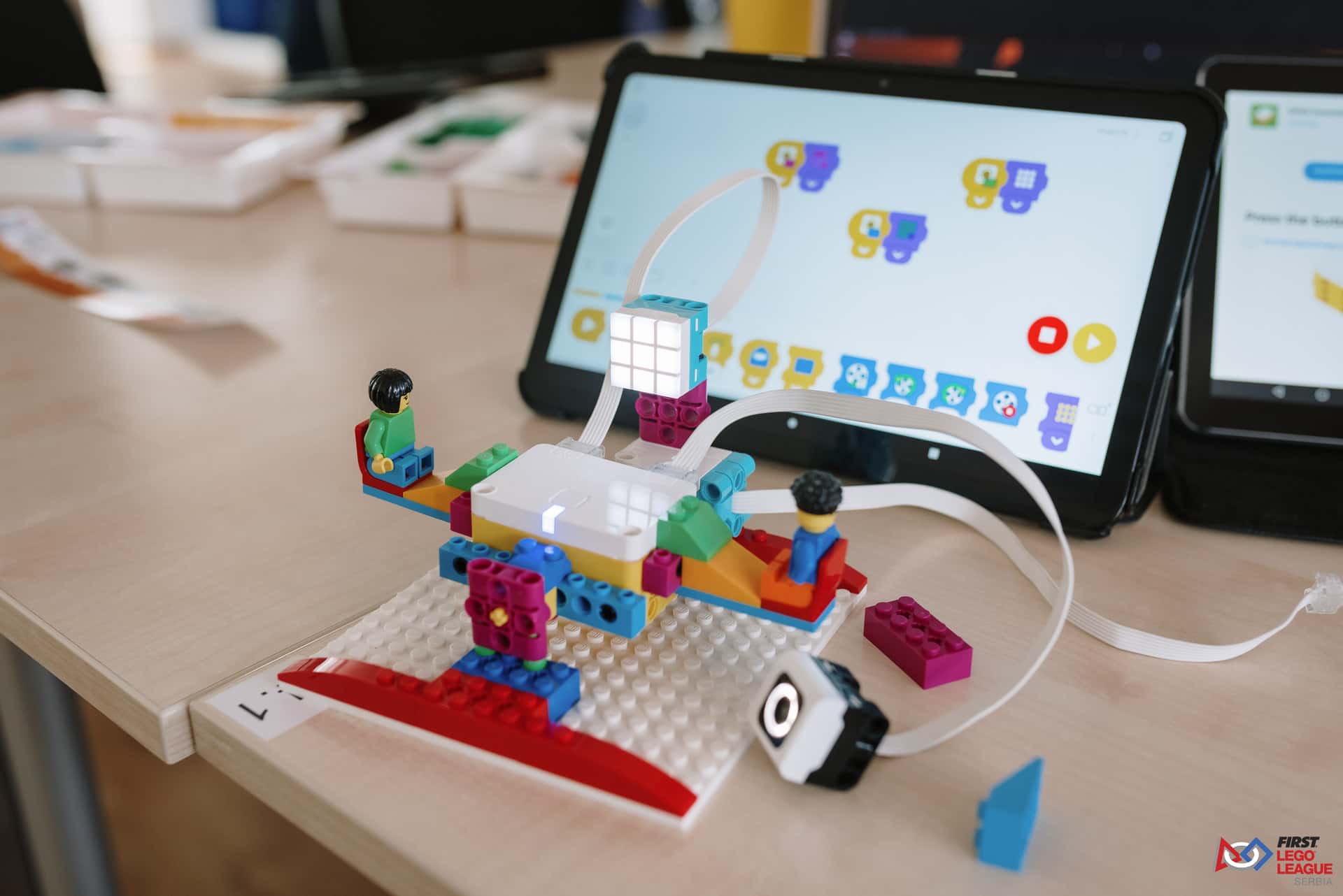 Kocke kao alat za učenje: Kako igranje DUPLO kockama podstiče rani razvoj dece?